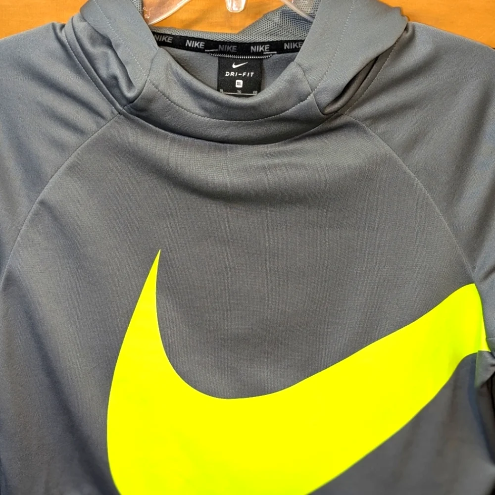 Nike Therma Dri Fit Boys XL Gray Hoodie Sweatshirt Neon Green Outdoor Athletic